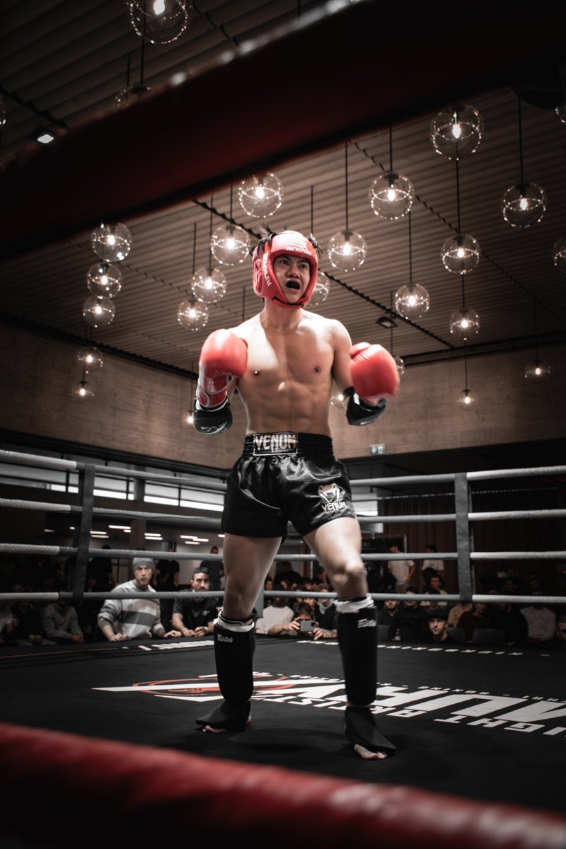 Kämpfer im Ring mit erhobenen Handschuhen