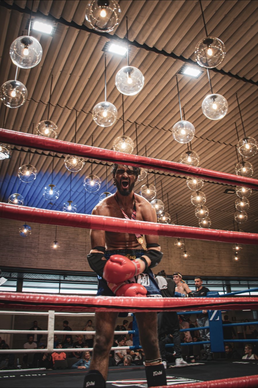 Sulojen im Ring mit Medaille